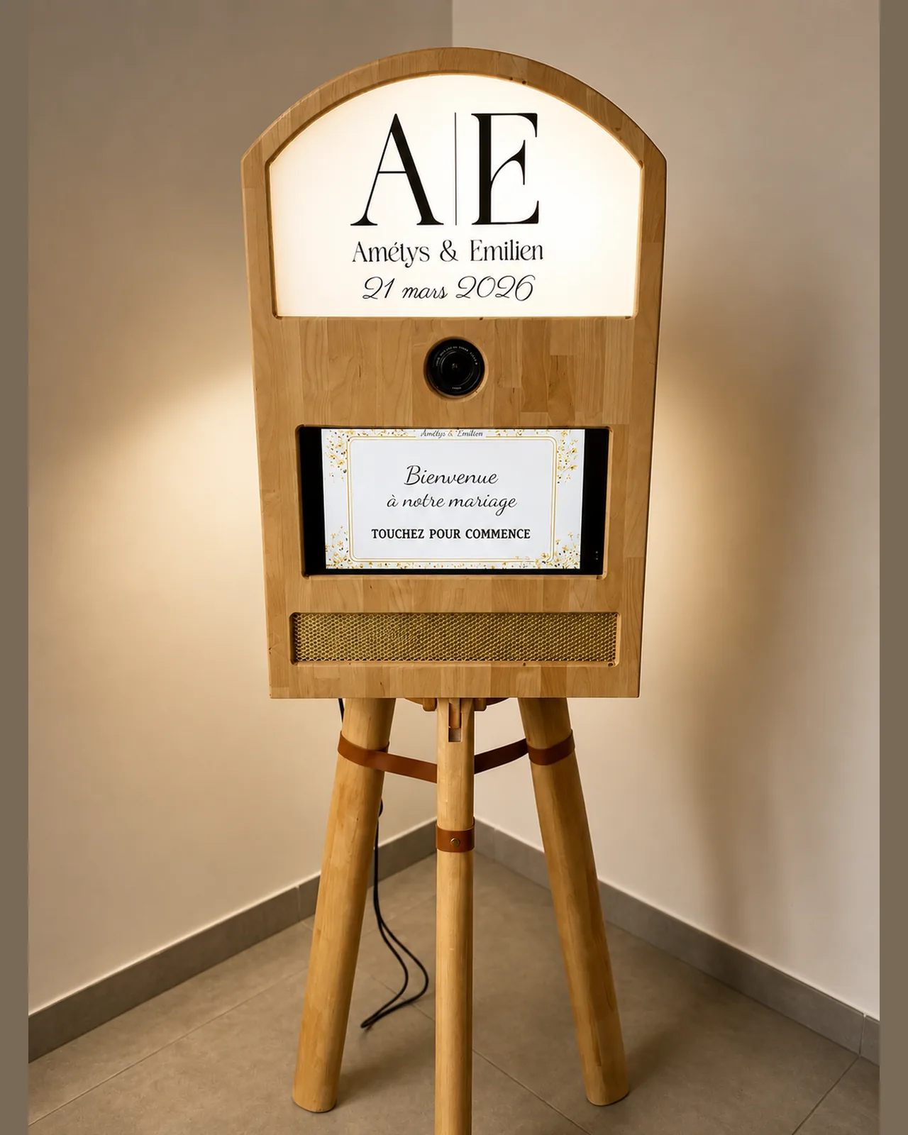 Photobooth Brooke en bois, fronton lumineux personnalisé